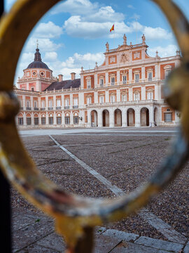Spain, Community of Madrid, Aranjuez, Royal Palace Of Aranjuez seen through circular gate ring