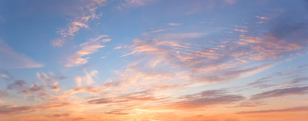 Gordijnen romantische kleurrijke zonsondergangpanoramahemel met golfde wolken © SusaZoom