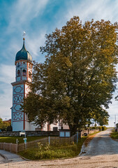 Obraz premium Beautiful church on a sunny summer day at Aidling near the famous Riegsee lake, Bavaria, Germany