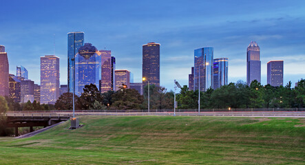 Obraz premium Houston skyline in sunny day from park grass of Texas USA