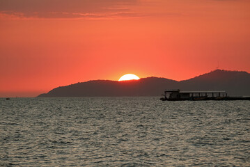 Naklejka premium orange red sunset when sun down in sea