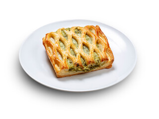 Empanada de brócoli sobre plato blanco. 
Broccoli patty on white plate