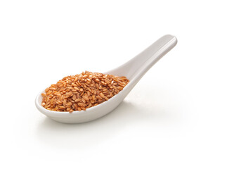 Cuchara de porcelana blanca con arroz tostado sobre fondo blanco. White porcelain spoon with toasted rice on a white background.