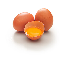 Huevos y yema de huevo sobre fondo blanco. Eggs and yolk on white background.