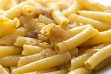 Deliziosi ziti alla genovese, ricetta tipica campana, Pasta Italiana 