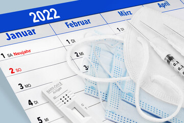 Deutscher Kalender 1. Januar 2022 mit Corona Antigen Test, 3 Spritzen und FFP2  Masken - obrazy, fototapety, plakaty