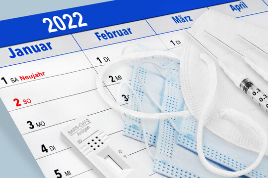 Deutscher Kalender 1. Januar 2022 mit Corona Antigen Test, 3 Spritzen und FFP2  Masken