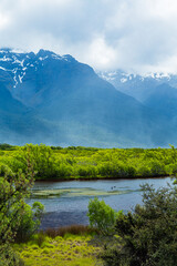 ニュージーランド　オタゴ地方のグレノーキーのラグーン・トラックから見えるラグーンと後ろに広がる山脈