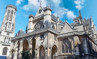 Fototapeta na wymiar Gran iglesia gotica de Saint Germain l´Auxerrois en Paris, Francia