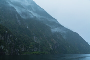 ニュージーランド　フィヨルドランド国立公園のクルーズ船から見える雨の中のミルフォードサウンド