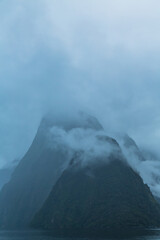 ニュージーランド　雨の中のフィヨルドランド国立公園のクルーズ船から見えるミルフォードサウンド