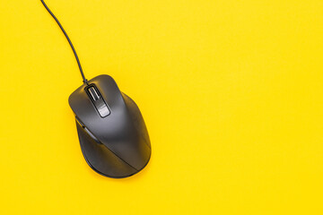 マウスと黄色い背景
