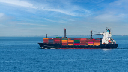 Ein Containerschiff auf dem Weg zum n&auml;chsten Hafen