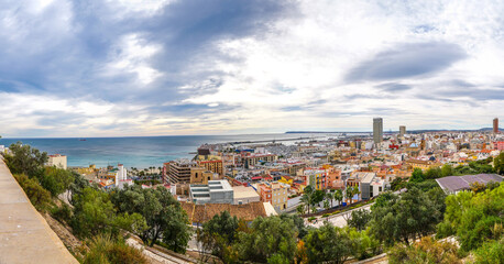 Fototapeta na wymiar Panorámica de Alicante, del Puerto de Alicante y centro de la ciudad, desde el Castillo de Santa Barbara , composición de 7 fotos verticales unidas.