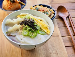 한국의 전통음식 떡 만두국