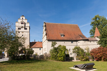 Fototapeta na wymiar das sog. Nördlinger Tor zur Altstadt , rechts davon die hist. Stadtmühle von Nördlingen