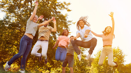 Glückliche Gruppe Freunde hat Spaß beim Springen
