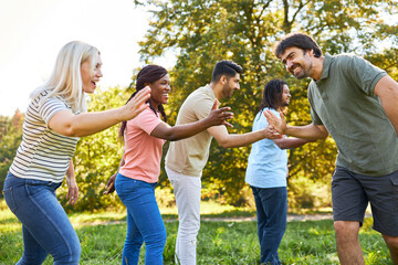 Junge Leute im Workshop für Motivation und Teambuilding