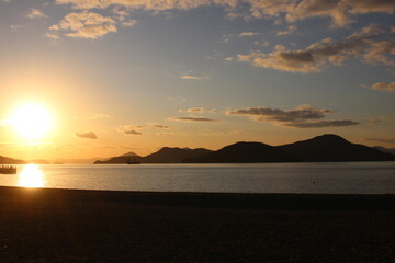 Fototapeta premium SDGs地球環境とミライ！広島県ベイサイドビーチ坂の夕日 太陽と瀬戸の夕焼け