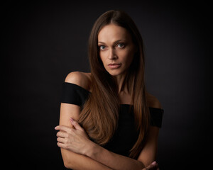 Naklejka premium Studio portrait of a pretty girl over black background
