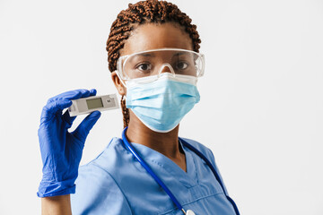 Black pregnant doctor wearing face mask posing with glucose meter