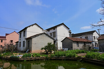 Fototapeta na wymiar Old houses by farmers' ponds in rural China