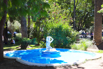 Escultura mujer desnuda.