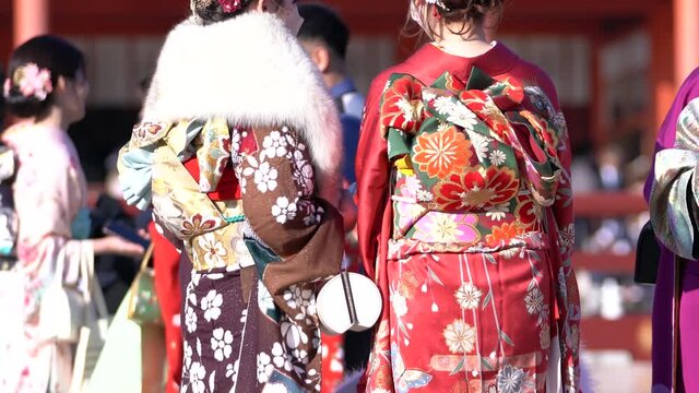 成人式会場を訪れた晴れ着姿の女性たち / Japanese young girls wearing Kimono in KYOTO