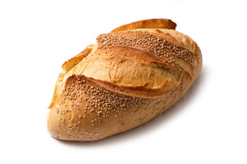 Pane siciliano ai semi di sesamo, isolato su fondo bianco