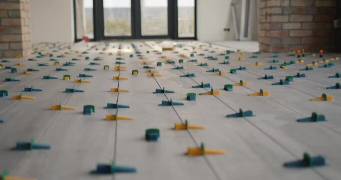 On the floor of the house put ceramic tiles, fixed by the system of alignment