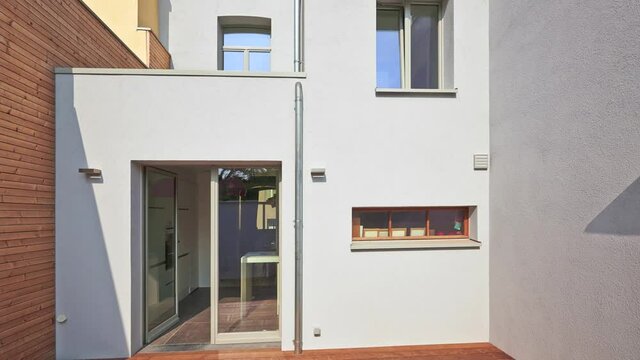 Wall construction with insulating wood cladding in indoor courtyard