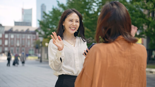 待ち合わせする女性