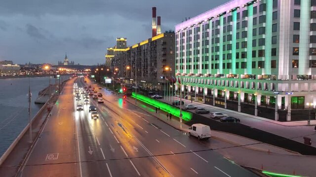 24.11.2021 Moscow. Top view of the river and the road and vehicles moving along it in the evening under the light of streetlights in Moscow near the Kievsky railway station