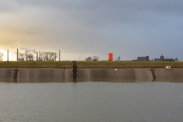 Duisburg-Ruhrort mit Rhein Orange an der Ruhrmündung