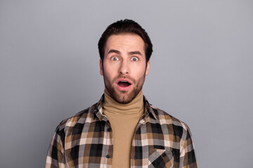 Obraz premium Photo of impressed scared man wear plaid shirt open mouth big eyes isolated grey color background