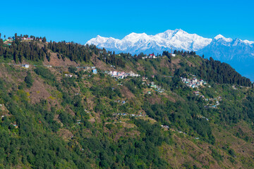 Darjeeling und Kangchendzönga im Hintergrund. Kanchenjunga, ist der dritthöchste Berg. Wunderschöne Himalaya-Landschaft in der Nähe von Nepal und Sikkim. Indischer Himalaya.