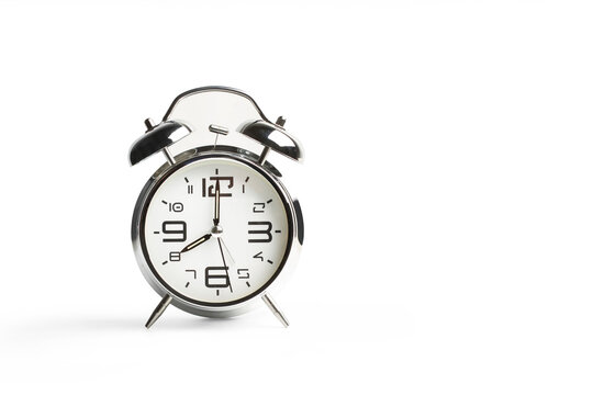 Reloj despertador retro gris sobre un fondo blanco liso y aislado. Vista de frente y de cerca. Copy space. Concepto: tiempo, fecha límite, tiempo para trabajar