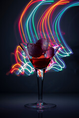 Cocktail Glas mit Eiswürfeln bunt