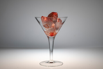 Cocktail Glas mit Eiswürfeln bunt