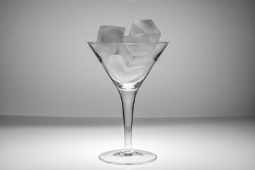 Cocktail Glas mit Eis schwarzweiß