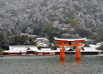 雪化粧した厳島神社