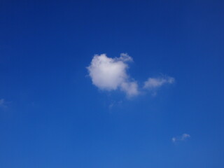 Fototapeta na wymiar 小さな浮雲がひとつ　雲の背景素材