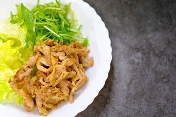 白いお皿に盛り付けられた生姜焼き