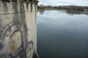 Pilier du pont d'Avignon sur le Rhône