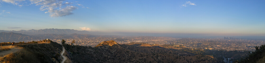 Fototapeta na wymiar Panoramic view of the city Los Angeles surrounded by the mountains