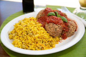 risotto de arroz con albondigas de carne con salsa