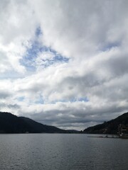 Nuages sur le lac