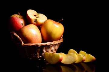 Koszyk pełen jabłek. Kompozycja z jabłkami jako tapeta na pulpit lub tekstura dla przepisów do ciast i deserów. słodkie jabłka w naturalnej kompozycji. - obrazy, fototapety, plakaty