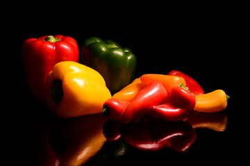 Papryka słodka w trzech kolorach. Czerwona, żółta i zielona. Kompozycja zdrowa żywność dla tła jako przepis kulinarny. Tapeta zdrowa żywność przedstawiająca papryczki. - obrazy, fototapety, plakaty