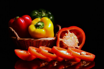 Papryka słodka w trzech kolorach. Czerwona, żółta i zielona. Kompozycja zdrowa żywność dla tła jako przepis kulinarny. Tapeta zdrowa żywność przedstawiająca papryczki. - obrazy, fototapety, plakaty